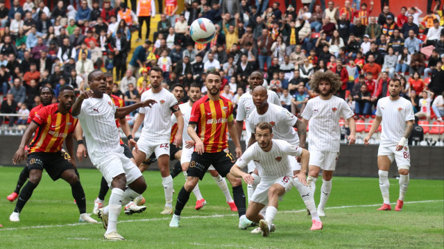 Trendyol Süper Lig'in 29. haftasında Bellona Kayserispor ile Atakaş Hatayspor, RHG Enertürk Enerji Stadyumu'nda karşılaştı. Bir pozisyonda Kayserisporlu oyuncu Gökhan Sazdağı (11) rakibiyle mücadele etti.
