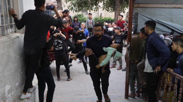 Une fillette palestinienne, blessée lors d'une frappe israélienne, est transportée à l'hôpital Ahli Arab, également connu sous le nom d'hôpital Maamadani (baptiste), dans la ville de Gaza, le 6 avril 2025.
