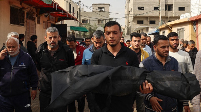 Des personnes en deuil transportent le corps de l'enfant palestinien Ahmad Abu Saleh de l'hôpital des Martyrs d'Al-Aqsa à Deir al-Balah jusqu'à son lieu d'enterrement, le 7 avril 2025.