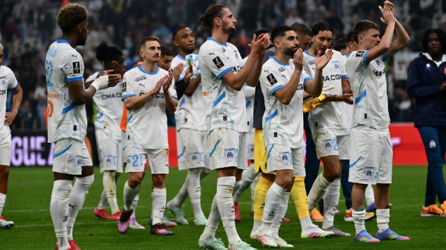 L'équipe de Marseille célèbre sa victoire 3-2 à l'issue de son match de Ligue 1 entre l'Olympique de Marseille (OM) et le Toulouse FC, au stade Vélodrome à Marseille, le 6 avril 2025.