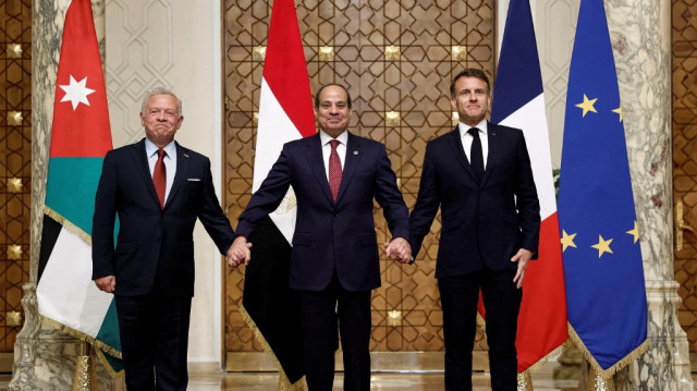 Le roi Abdallah II de Jordanie, le président égyptien Abdel Fattah al-Sisi et le président français Emmanuel Macron se serrent la main en posant ensemble pour une photo lors d'un sommet trilatéral pour discuter de la situation à Gaza au palais présidentiel du Caire, le 7 avril 2025.