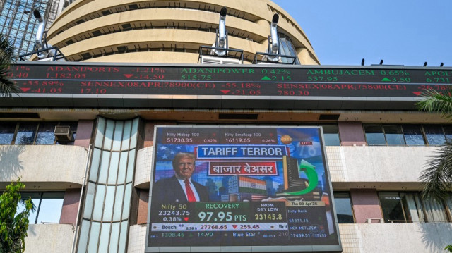 Un écran de diffusion de la Bourse de Bombay (BSE) à Mumbai, le 3 avril 2025, montre des nouvelles du président américain Donald Trump dévoilant de nouveaux tarifs douaniers radicaux.