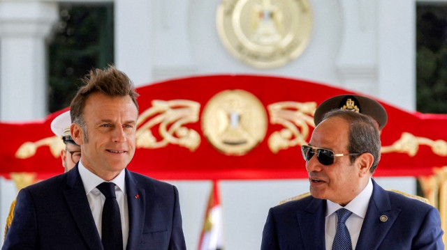 Le président égyptien Abdel Fattah al-Sisi (D) marche avec le président français Emmanuel Macron lors d'une cérémonie de bienvenue avant leur rencontre au palais présidentiel du Caire, le 7 avril 2025.