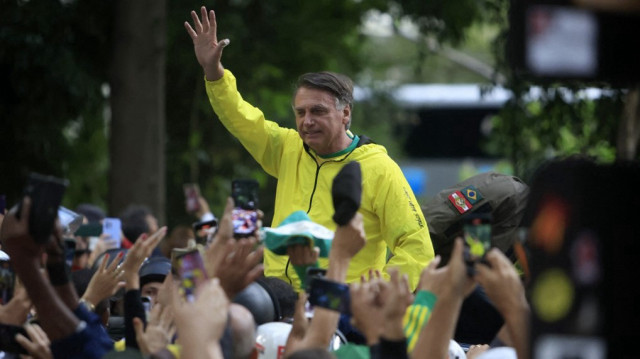L'ancien président brésilien Jair Bolsonaro salue ses partisans lors d'un rassemblement sur l'avenue Paulista à São Paulo, au Brésil, le 6 avril 2025. 