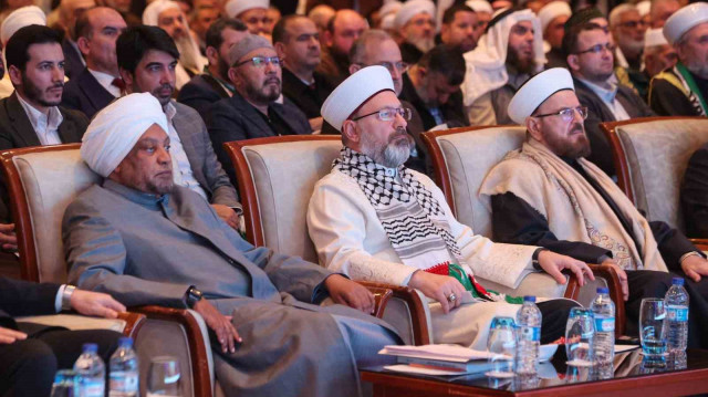Le président des Affaires religieuses de Turquie, le professeur Ali Erbaş, et le président de l'Union mondiale des savants musulmans, Ali al-Qaradaghi, à Istanbul, le 14 décembre 2024.