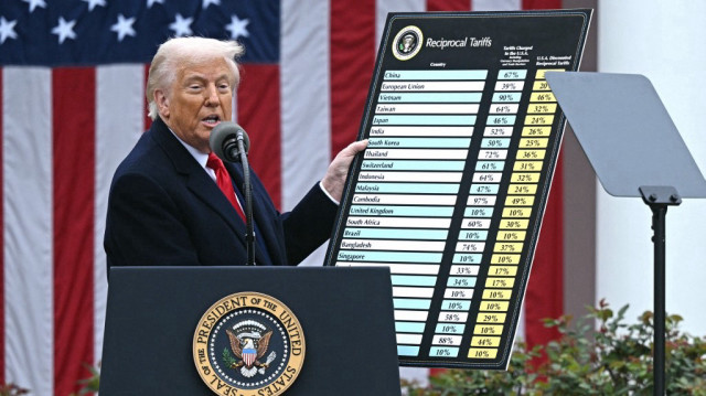 Le président américain Donald Trump tient un tableau alors qu'il prononce un discours sur les tarifs douaniers réciproques lors d'un événement dans la roseraie intitulé "Make America Wealthy Again" à la Maison Blanche à Washington, DC, le 2 avril 2025. 