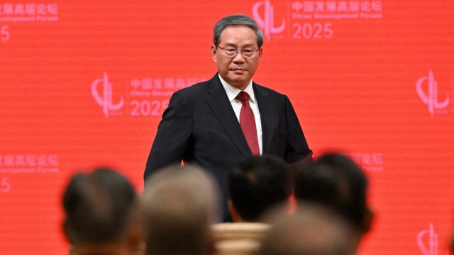Le Premier ministre chinois Li Qiang marche après avoir conclu son discours lors de la cérémonie d'ouverture du Forum du développement de la Chine à la Maison d'hôtes d'État Diaoyutai à Pékin, le 23 mars 2025. 