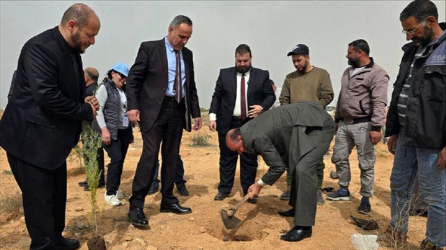 وزير الزراعة السوري يشارك بحملة تشجير طريق دمشق السويداء