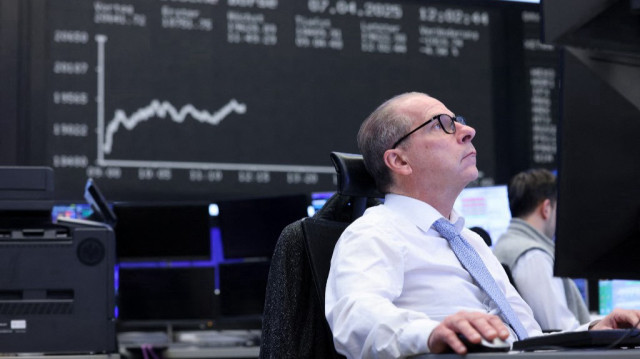 Un trader travaille devant un tableau affichant le graphique de l'indice boursier allemand DAX à la bourse de Francfort-sur-le-Main, dans l'ouest de l'Allemagne, le 7 avril 2025. Les marchés mondiaux ont plongé après que le président américain Donald Trump a annoncé, la semaine dernière, de nouveaux droits de douane considérables.