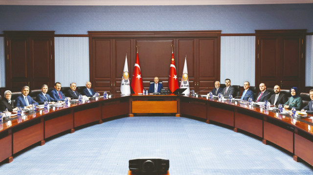 AK Parti Genel Merkezi'nde Cumhurbaşkanı Erdoğan başkanlığında 15.15'te başlayan MYK toplantısı 5 saat sürdü.