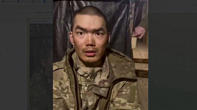 Cette vidéo publiée sur la chaîne Telegram officielle du président ukrainien Volodymyr Zelensky le 8 avril 2025 montre, selon le président ukrainien, l'un des deux soldats chinois qui auraient été capturés par les forces ukrainiennes dans la région de Donetsk.