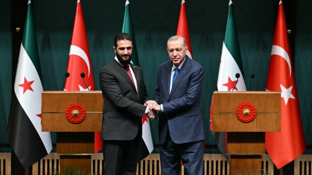 Le président turc Recep Tayyip Erdogan et le président intérimaire syrien Ahmed al-Charaa se serrent la main lors d'une conférence de presse conjointe suite à leur rencontre au Palais présidentiel à Ankara, le 4 février 2025.
