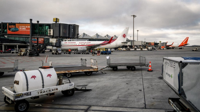 Cette photo prise le 5 février 2024 montre des avions d'Air Algérie et d'EasyJet sur le tarmac de l'aéroport de Saint-Exupéry, à Colombier Saugnieu, dans le sud-est de la France.