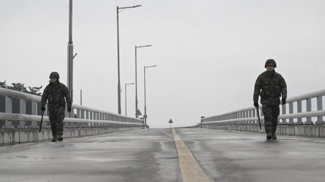 Des marines sud-coréens patrouillent sur une route côtière de l'île de Yeonpyeong, près de la "ligne de démarcation nord" avec la Corée du Nord, le 9 janvier 2024. 
