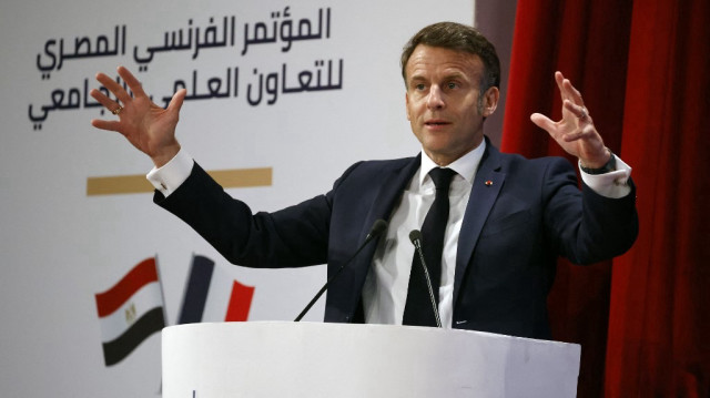 Le président français Emmanuel Macron prononce un discours lors d'une visite à l'Université du Caire, en Egypte, le 7 avril 2025.