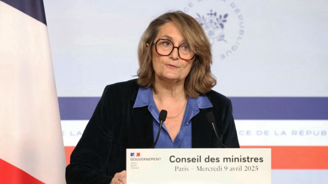 La ministre déléguée et porte-parole du gouvernement français, Sophie Primas, tient une conférence de presse après la réunion hebdomadaire du cabinet, au bâtiment de Ségur à Paris, le 9 avril 2025.