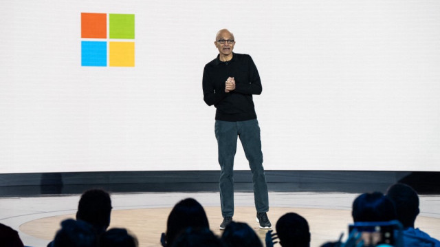 Le PDG de Microsoft, Satya Nadella, s'exprime lors d'un événement célébrant le 50e anniversaire de Microsoft, le 4 avril 2025 à Redmond, dans l'État de Washington.