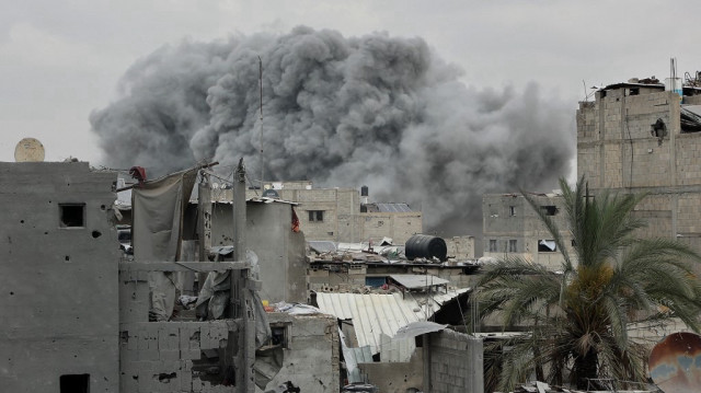 Des volutes de fumée s'élèvent sur le site d'une frappe israélienne sur une zone résidentielle dans le quartier Shujaiyya de la ville de Gaza, le 9 avril 2025.