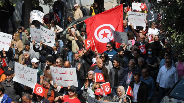 Des partisans d'Abir Moussi, chef du Parti Destourien Libre (PDL) et critique du président Kais Saied, brandissent des drapeaux et des pancartes lors d'une manifestation appelant à sa libération à Tunis, le 9 avril 2025.