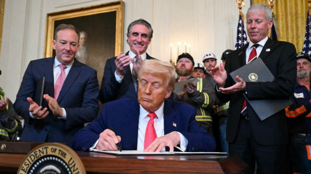 Le président américain Donald Trump signe un décret exécutif dans la salle Est de la Maison Blanche, le 8 avril 2025, à Washington, DC.