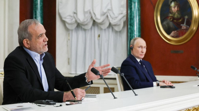 Sur cette photo de famille diffusée par l'agence d'État russe Sputnik, le président russe Vladimir Poutine et le président iranien Masoud Pezeshkian font une déclaration à la presse à l'issue de leur entretien au Kremlin, à Moscou, le 17 janvier 2025.