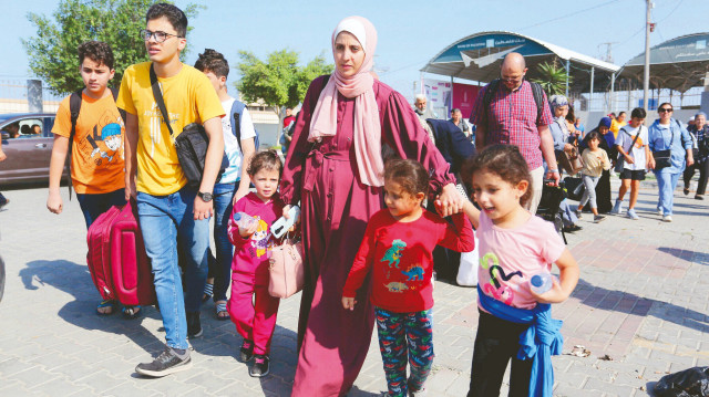 Birleşmiş Milletler (BM) Sözcüsü Stephane Dujarric, İsrail'in ateşkesi bozduğu 18 Mart'tan beri Gazze'de yaklaşık 400 bin kişinin yerinden edildiğini bildirdi. Djarric, bunun Gazze halkının yaklaşık yüzde 18'ine tekabül ettiğini aktardı.