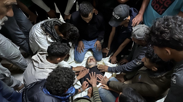 Des Palestiniens pleurent le corps d'un proche tué lors d'un bombardement israélien, au complexe médical Nasser à Khan Yunis, dans le sud de la bande de Gaza, le 8 avril 2025.