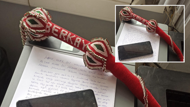 Dört kişi yaralı olduğu anlaşılan B.A.'yı kırbaç kullanarak ve yumruk atarak darbetti.