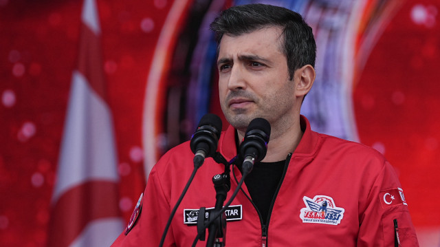 Selcuk Bayraktar, membre du conseil d'administration de TEKNOFEST et président du conseil d'administration de la Fondation T3, s'exprime lors de la cérémonie d'ouverture de TEKNOFEST, le premier événement technologique et aérospatial de Türkiye, le premier jour à l'aéroport d'Ercan à Lefkosia, en RTCN (République turque de Chypre du Nord), le 1er mai 2025. Cet événement de quatre jours se déroulera à l'ancien aéroport d'Ercan à Lefkosia, sous les auspices de la présidence de la RTCN, et proposera un programme chargé de compétitions, de spectacles aériens, d'expositions et d'ateliers. L'événement est organisé conjointement par la fondation Turkish Technology Team (T3) et le ministère turc de l'Industrie et de la Technologie depuis 2018, en coopération avec des dizaines de ministères, d'institutions publiques, d'entreprises privées et d'universités.