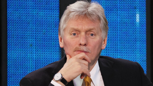 Cette photo de groupe distribuée par l'agence d'État russe Sputnik montre le porte-parole du Kremlin, Dmitry Peskov, animant la conférence de presse de fin d'année du président russe Vladimir Poutine dans le hall d'exposition Gostiny Dvor, dans le centre de Moscou, le 14 décembre 2023.