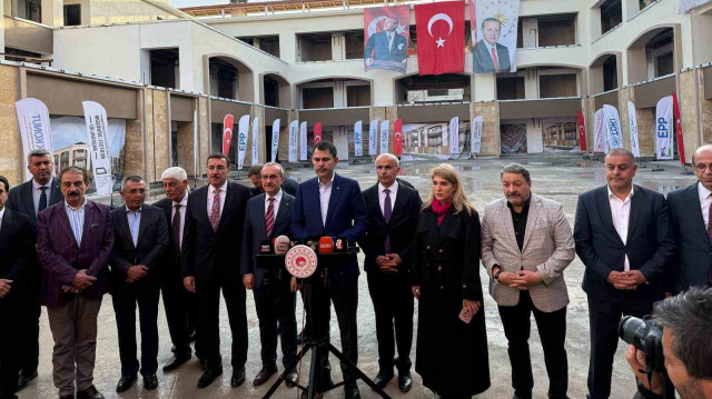 Bakan Kurum, Malatya'da Bakırcılar Çarşısı şantiyesini ziyaret etti.