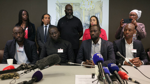 Des proches du jeune Malien Aboubakar Cissé, des hommes politiques et des membres de la communauté malienne donnent une conférence de presse à l'Assemblée nationale, à Paris, le 29 avril 2025. Le meurtre d'Aboubakar Cisse le 25 avril dans le village de La Grand-Combe, dans le sud de la France, a provoqué un choc, incitant le président français à déclarer que la haine religieuse n'avait pas sa place dans la société française et le premier ministre François Bayrou à dénoncer un crime "islamophobe".