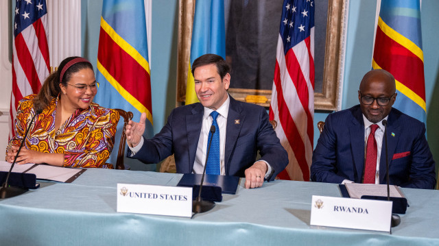 Le secrétaire d'État américain Marco Rubio (C), le ministre rwandais des Affaires étrangères Olivier Nduhungirehe (D) et la ministre des Affaires étrangères de la République démocratique du Congo Therese Kayikwamba Wagner signent une déclaration de principes entre les deux pays dans la salle des traités du département d'État à Washington, DC, le 25 avril 2025. Rubio est l'hôte de la signature d'un accord entre le Rwanda et la République démocratique du Congo à la suite d'un engagement de trêve.