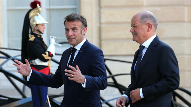 Le président français Emmanuel Macron salue le chancelier allemand sortant Olaf Scholz (R) au palais de l'Élysée à Paris le 30 avril 2025.