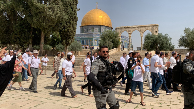 القدس.. مئات المستوطنين يقتحمون الأقصى بحماية شرطة الاحتلال