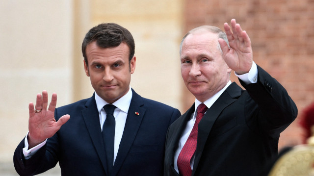 Le président russe Vladimir Poutine (à droite) et le président français Emmanuel Macron (à gauche) saluent à leur arrivée au château de Versailles, près de Paris, le 29 mai 2017, avant leur rencontre. Le président français Emmanuel Macron accueille son homologue russe Vladimir Poutine lors de leur première rencontre depuis son entrée en fonction, les divergences sur l'Ukraine et la Syrie étant clairement visibles.