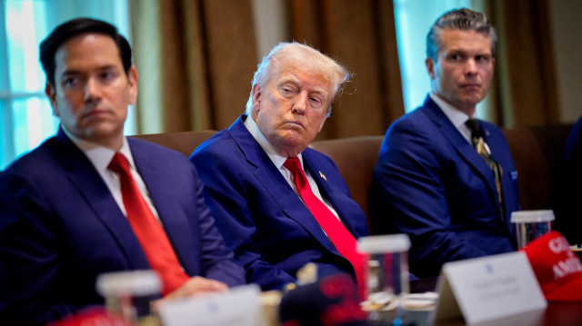 Le secrétaire d'État américain Marco Rubio, le président américain Donald Trump et le secrétaire américain à la défense Pete Hegseth assistent à une réunion du cabinet à la Maison Blanche le 30 avril 2025 à Washington, DC. Trump a convoqué cette réunion alors que des rapports publiés aujourd'hui indiquent que l'économie américaine s'est contractée de 0,3 % au premier trimestre 2025, le premier résultat négatif en trois ans, alimenté par une augmentation massive des importations avant les tarifs douaniers prévus par l'administration.