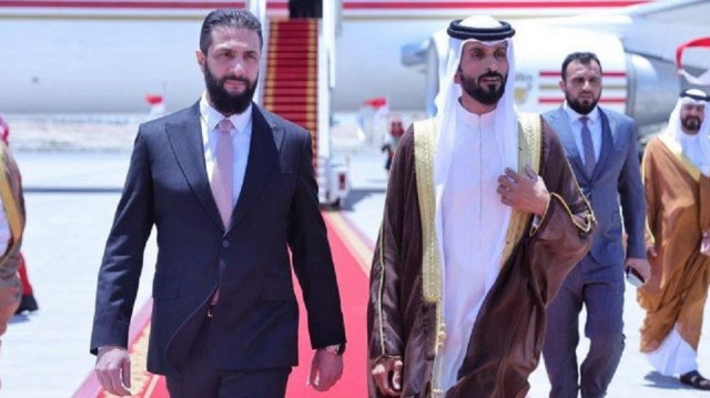 الشرع يصل البحرين على رأس وفد رسمي