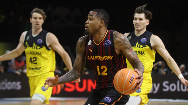 Basketbol Şampiyonlar Ligi Dörtlü Finali yarı final mücadelesinde Galatasaray ile İspanyol temsilcisi La Laguna Tenerife Yunanistan'ın başkenti Atina'da bulunan Sunel Arena'da karşılaştı. Bir pozisyonda Galatasaray takımından James Palmer Jr (12) rakibi Aaron Dornekamp (42) ile mücadele etti.