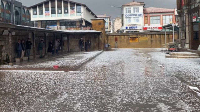 Dolu yağdı, her yer bembeyeaz oldu