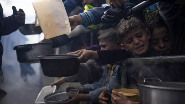 Gazze'ye girişi engellenen binlerce yardım tırı varken çocukların açlıktan ölmesi savaş suçu