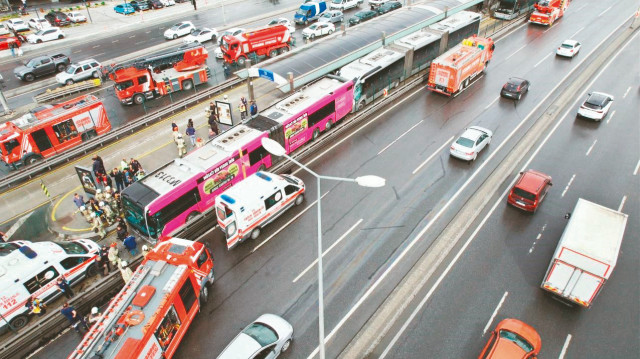 Yolcular, metrobüs şoförünün Uzunçayır Durağı’ndan olay yerine kadar çok hızlı geldiğini ifade etti.