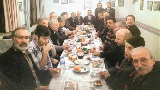 Bugün hâlen devam eden Hilmi Oflaz sofralarından bir kare.