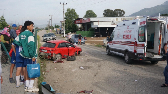 Muğla'da iki otomobilin çarptığı kaza kamerada: 6 yaralı