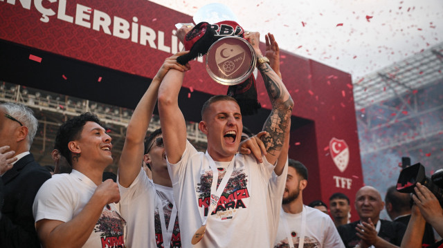 Trendyol 1. Lig'i 2024-2025 sezonunda 2. sırada tamamlayarak Süper Lig'e yükselen Gençlerbirliği, taraftarları eşliğinde Eryaman Stadyumu'nda kutlama yaptı.