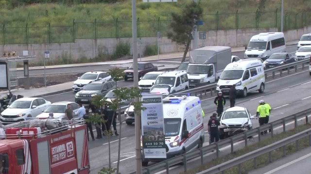 Tuzla'da bir otomobilin kontrolden çıkarak savrulmasıyla trafik kazası yaşandı.