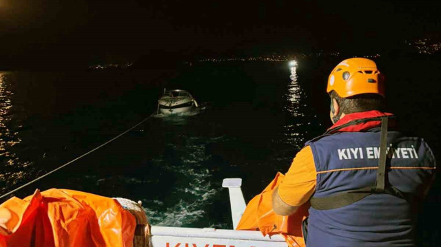 Muğla'da makine arızası nedeniyle sürüklenen tekne Kıyı Emniyet Genel Müdürlüğü ekipleri tarafından kurtarıldı