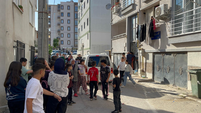 Kavgayı güçlükle sonlandıran polis ekipleri, çevrede güvenlik önlem aldı.