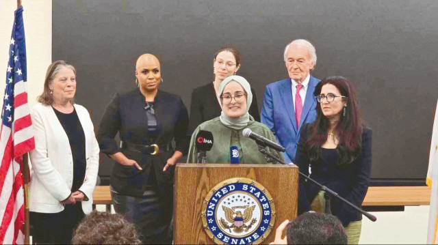 Öztürk'ü karşılayanlar arasında, Türkiye'nin Boston Başkonsolosu Halime Diğdem Buner ve Eğitim Ataşesi İbrahim Sığın da vardı.