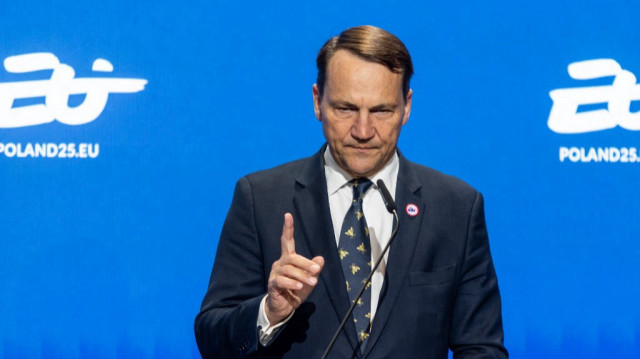 Le ministre polonais des Affaires étrangères, Radoslaw Sikorski, s'exprime lors d'une conférence de presse conjointe avec le Haut Représentant de l'Union européenne pour les affaires étrangères et la politique de sécurité, à Varsovie, en Pologne, le 8 mai 2025.